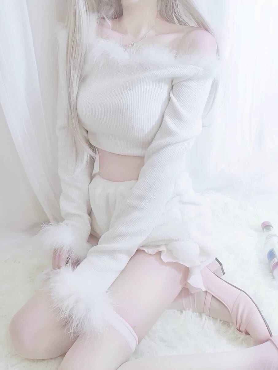 娇嫩的白丝白毛巨乳可爱小娇妻美图-D42资源网